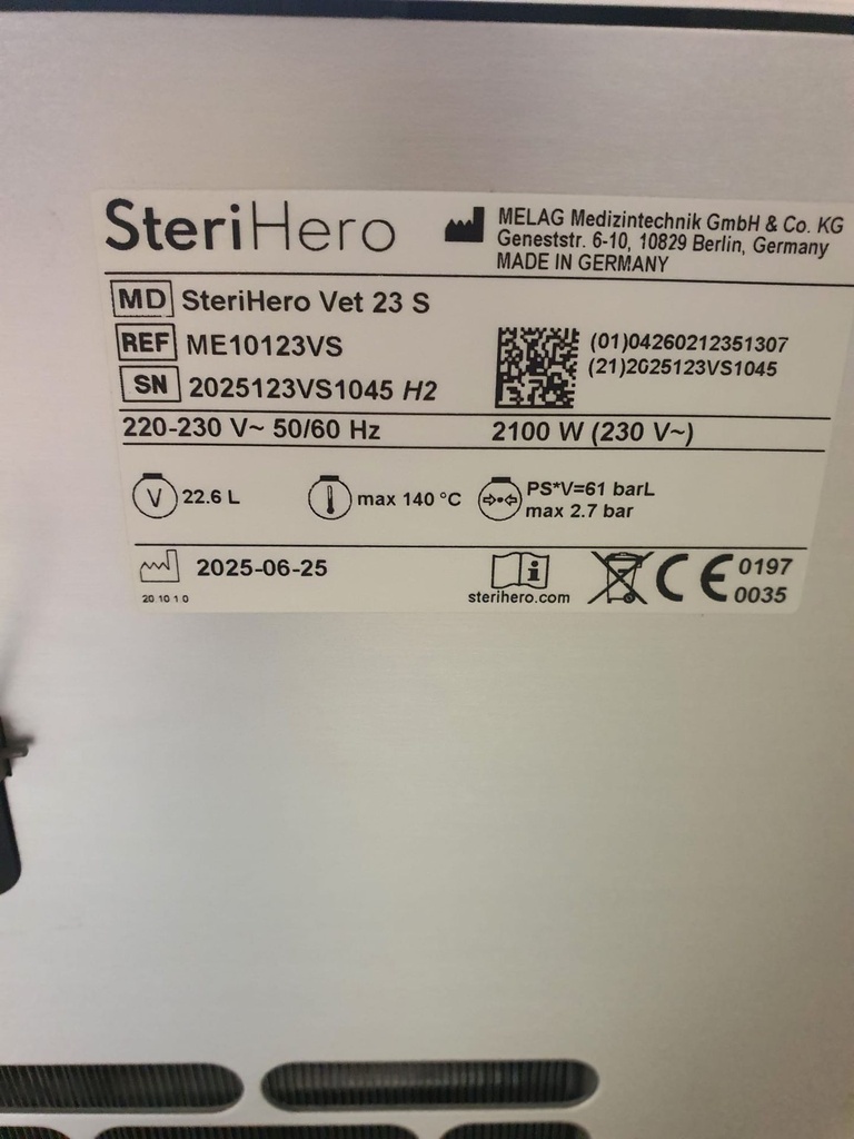 MELAG SteriHero Vet 23 S, S-Klasse Autoklav inkl. Halterung A Plus und drei Tabletts (42 x 19 cm), SN: 2025123VS1045, Eine Ecke ist eingedrückt.