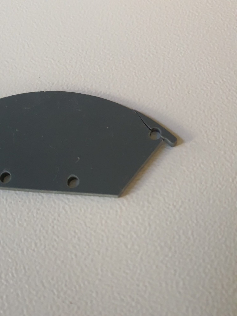 Endoskopie-/ Gerätewagen, H = 139,5 cm, B = 60 cm, 4 Rollen, 4 Ablageböden, 1 Schubfach, 2 Energiesäulen, Standardfarbe: weiss/ grau - Eine der beiden oberen Schutzabdeckungen hat eine gebrochene Klammer.