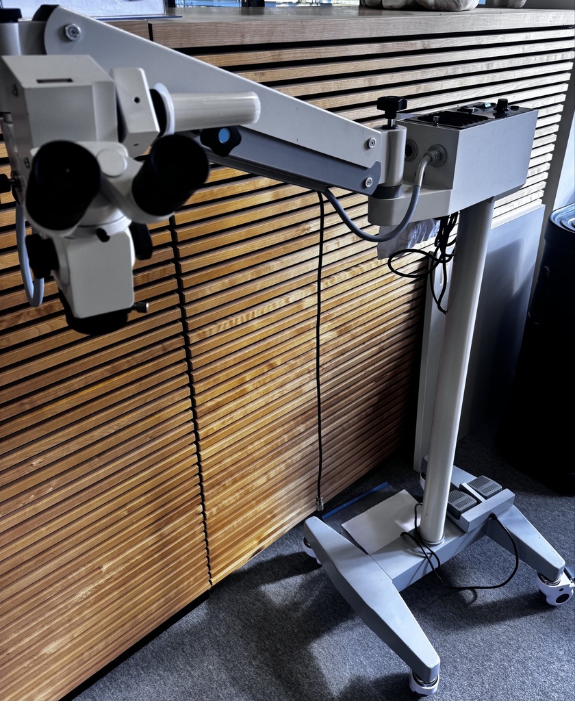 Operationsmikroskop mit Motor-Zoom - Gebraucht